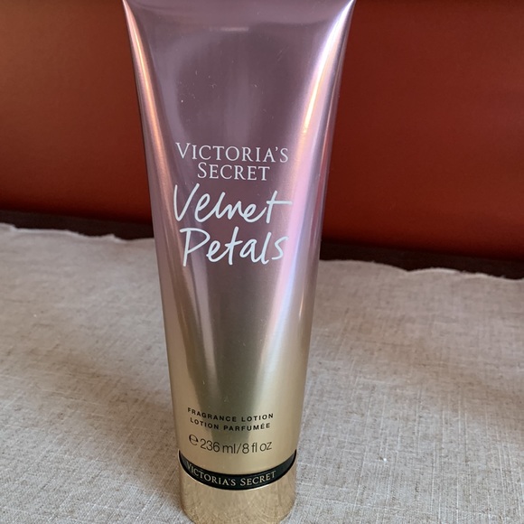 NWT Victoria’s Secret Velvet Petals Lotion - Picture 2 of 4